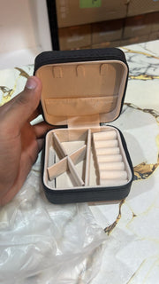Portable Mini Travel Jewelry Box - Compact PU Leather Case with Zipper & Multi-Compartment Storage Organizer - Random Color